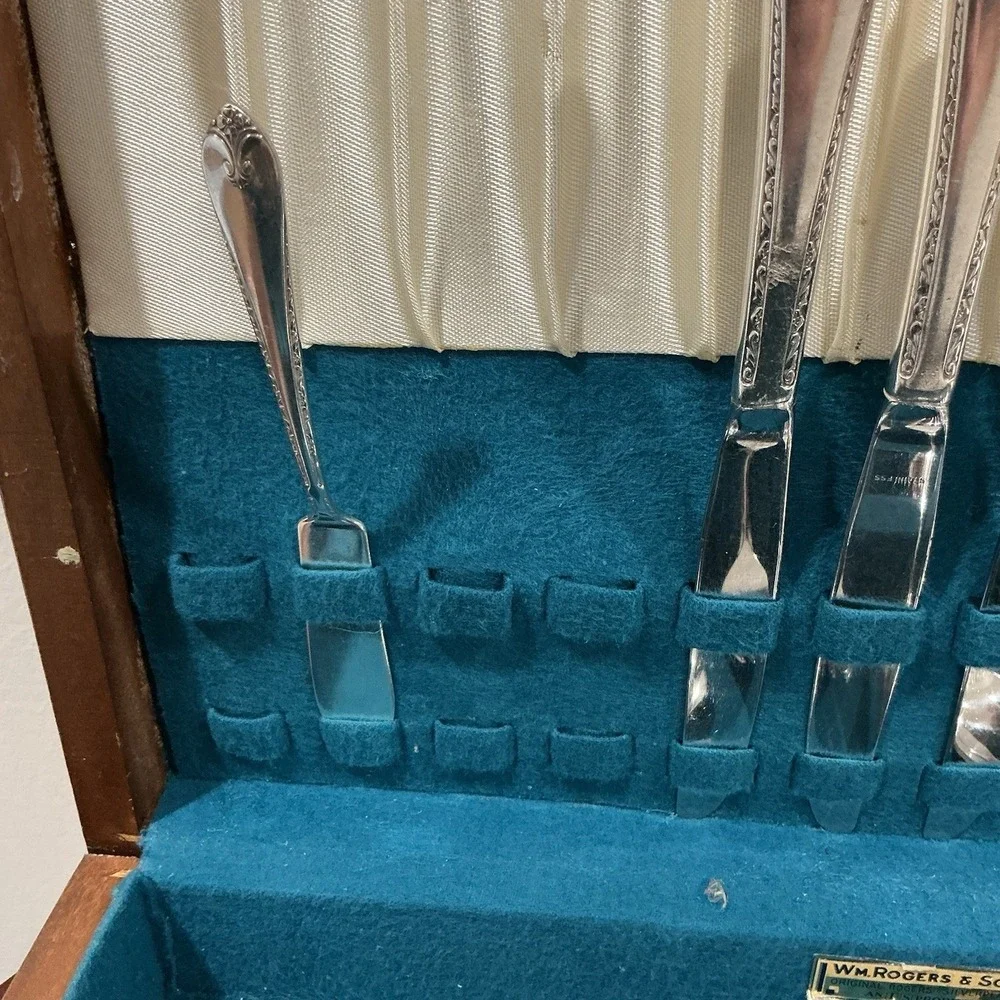 WM A ROGERS Exquisite silver plate flatware‎ 39 pieces with case great condition